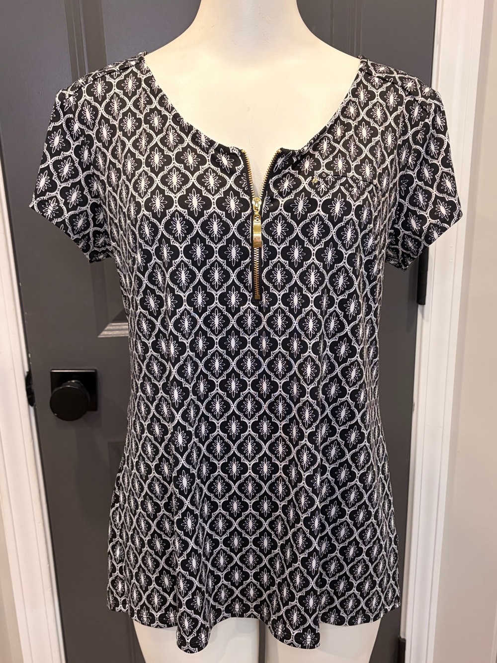 NWT Dressbarn Roz & Ali Classy Black and White Stretch Short-Sleeve Top